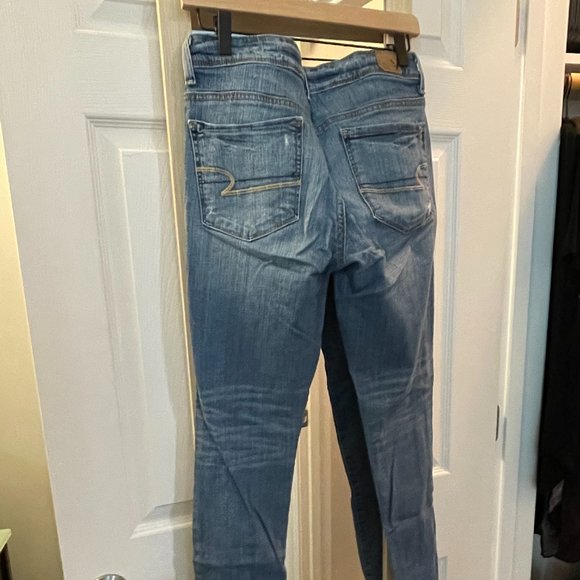 American Eagle Distressed Medium Wash Skinny Jeans - Picture 3 of 6